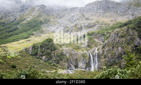 Immense mur en pierre avec cascades, scène prise au parc national de Nelson Lakes, Nouvelle-Zélande Banque D'Images