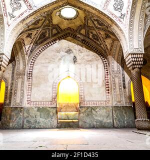 En iran à l'intérieur de l'ancienne mosquée antique Banque D'Images