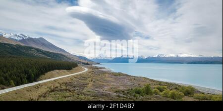 vue sur les Alpes avec lac turquoise et montagnes en toile de fond avec l'autoroute qui les mène, tourné au parc national d'Aoraki (Mt Cook), Nouvelle-Zélande Banque D'Images
