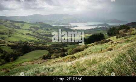 Tempête approchant une vallée avec des collines verdoyantes, tempête approchant une vallée avec des collines verdoyantes Banque D'Images