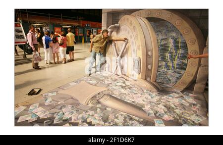 Illustration 3D de l'artiste de rue de renommée mondiale Kurt Wenner (chemise à carreaux) à la gare de Waterloo, commistée par comparethemarket.com. Photographie de David Sandison The Independent Banque D'Images