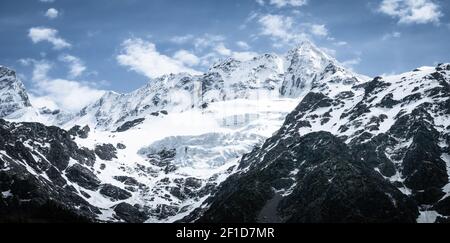 Les montagnes enneigées et le glacier par une journée ensoleillée, Shot Made À Aoraki / Parc national du Mont Cook en Nouvelle-Zélande Banque D'Images