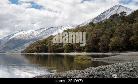 Détails cristallins sur les rives avec forêt et montagnes prises à Mavora Lakes, Nouvelle-Zélande Banque D'Images