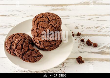 Biscuits aux pépites de chocolat sur une assiette. Une pile de biscuits américains traditionnels faits maison. Cuisson maison. Banque D'Images