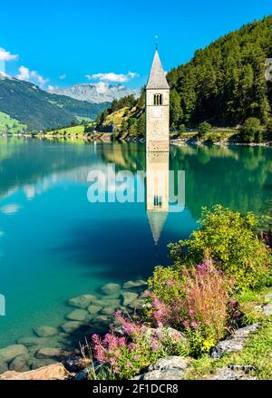 Tour de cloche submergée de Curon sur le lac de Reschen dans le Tyrol du Sud, Italie Banque D'Images