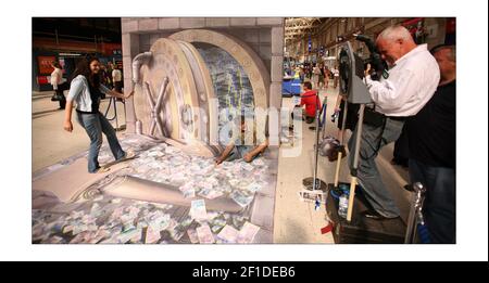 Illustration 3D de l'artiste de rue de renommée mondiale Kurt Wenner (chemise à carreaux) à la gare de Waterloo, commistée par comparethemarket.com. Photographie de David Sandison The Independent Banque D'Images