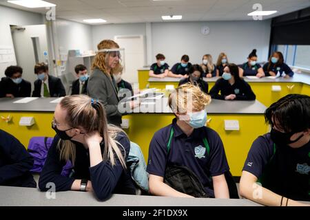 Enfants et enseignants en 11 portant des masques faciaux pendant la leçon à notre Dame et St Bede Catholic Academy à Stockton-on-Tees dans le comté de Durham, alors que les élèves d'Angleterre retournent à l'école pour la première fois en deux mois dans le cadre de la première étape de l'assouplissement du confinement. Date de la photo: Lundi 8 mars 2021. Banque D'Images