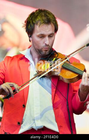 Jon Boden, du groupe folklorique anglais contemporain Bellowhead, se présentant au festival Cropredy de la convention de Faéroport, au Royaume-Uni en 2012 Banque D'Images