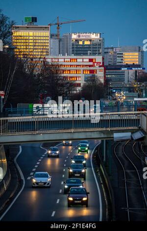 La ligne d'horizon du centre-ville d'Essen, autoroute A40, Ruhrschnellweg, NRW, Allemagne Banque D'Images