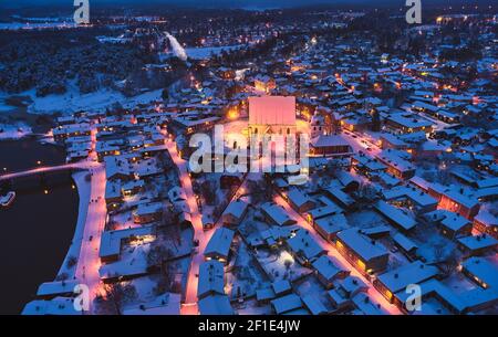 Vue aérienne du Vieux Porvoo en hiver avec décoration de Noël, Finlande. Porvoo est l'une des plus célèbres et belles villes finlandaises. Banque D'Images