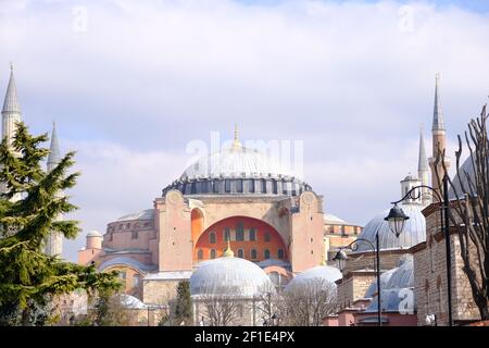 Façade, à l'extérieur de la mosquée Hagia sophia maintenant, devant le musée et l'ancienne église de la place sultanahmet avec des palmiers touristiques pendant le ciel couvert bleu. Banque D'Images