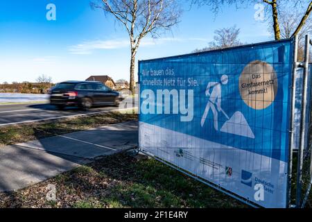 Site de construction, pose de réseau moderne de fibre optique, par Deutsche Glasfaser, Internet rapide, Bas Rhin, près de Weeze, NRW, Allemagne Banque D'Images