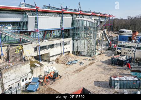 Vue des anciens stands principaux et de l'ancien bureau, qui est actuellement démantelé, en train d'être démoli. Image de drone du site de construction du Stade Wildpark de Karlsruhe GES / football / 2. Bundesliga Karlsruher SC Wildparkstadion, 7 mars 2021 football: 2. Allemand Bundesliga: Karlsruher SC Stadium, Karlsruher, Karlsruhe, 07 mars 2021 Drone View / vue aérienne sur le KSC-Wildpark Stadium en construction | utilisation dans le monde entier Banque D'Images