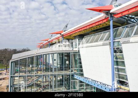 Vue des anciens stands principaux et de l'ancien bureau, qui est actuellement démantelé, en train d'être démoli. Image de drone du site de construction du Stade Wildpark de Karlsruhe GES / football / 2. Bundesliga Karlsruher SC Wildparkstadion, 7 mars 2021 football: 2. Allemand Bundesliga: Karlsruher SC Stadium, Karlsruher, Karlsruhe, 07 mars 2021 Drone View / vue aérienne sur le KSC-Wildpark Stadium en construction | utilisation dans le monde entier Banque D'Images