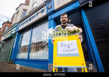 Gerry Keating, directeur de magasin de Vincent sur la route Ormeau à Belfast. La boutique caritative Society of St. Vincent de Paul offrira un service Click and Collect en photographiant les articles en magasin avec les clients visualisant les articles via la page Facebook de la boutique, et en étant en mesure de contacter et d'acheter des articles pour une collecte ultérieure. Banque D'Images