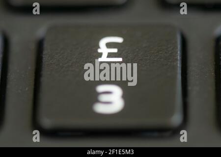 touche de signe 3 et livres sur un clavier d'ordinateur portable Banque D'Images
