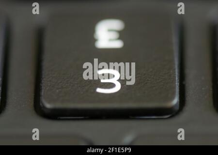 touche de signe 3 et livres sur un clavier d'ordinateur portable Banque D'Images