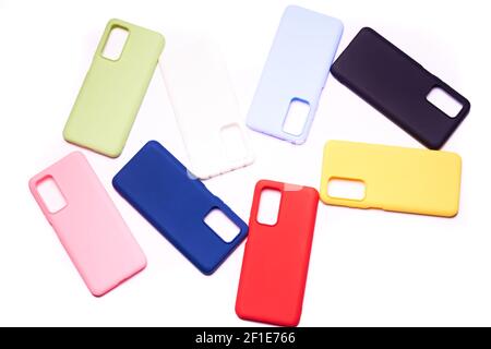 Capots arrière en plastique coloré pour téléphones portables sur fond blanc. Protection pour téléphones portables. Espace de copie Banque D'Images