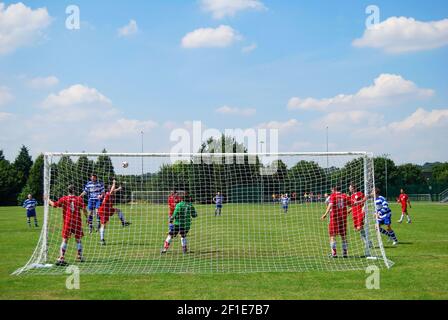 Match de football amateur, Egham centre de loisirs, Egham, Surrey, Angleterre, Royaume-Uni Banque D'Images