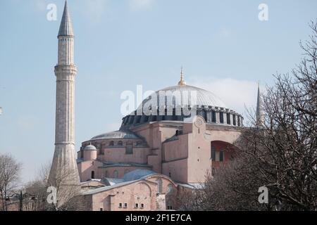 Façade, à l'extérieur de la mosquée Hagia sophia maintenant, devant le musée et l'ancienne église de la place sultanahmet avec des palmiers touristiques pendant le ciel couvert bleu. Banque D'Images