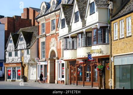 Façades de la période, de la place du marché, Banbury, Oxfordshire, Angleterre, Royaume-Uni Banque D'Images