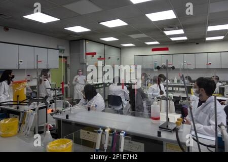 Les étudiants portant des masques de protection contre le COVID-19 ayant une conférence au Département des sciences de laboratoire médical du Collège universitaire d'Hadassah à Jérusalem-Ouest, Israël Banque D'Images