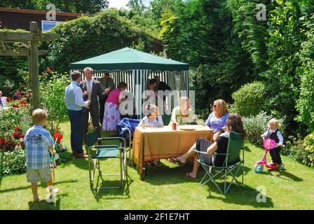 Fête d'été en famille dans le jardin, Ascot, Berkshire, Angleterre, Royaume-Uni Banque D'Images