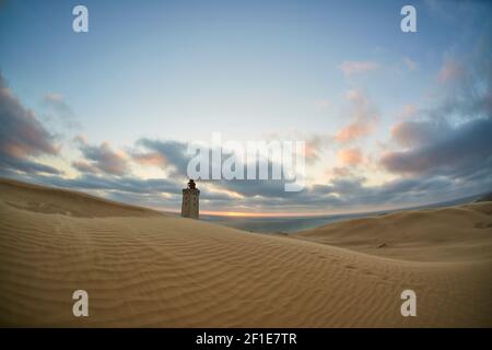 Grand phare sur de grandes dunes de sable Banque D'Images