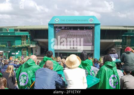 Spectateurs regardant le tennis sur Henman Hill, les Championnats, Wimbledon, Merton Borough, Greater London, Angleterre, Royaume-Uni Banque D'Images