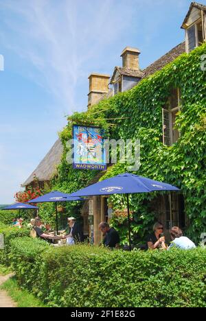 Les îles Falkland Arms, Chadlington, Oxfordshire, Angleterre, Royaume-Uni Banque D'Images