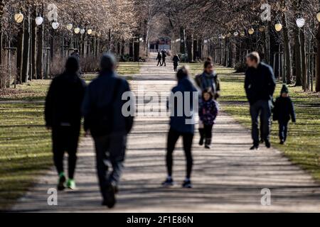 Berlin, Allemagne. 08 mars 2021. Les gens marchent dans le zoo par temps ensoleillé. Credit: Fabian Sommer/dpa/Alay Live News Banque D'Images