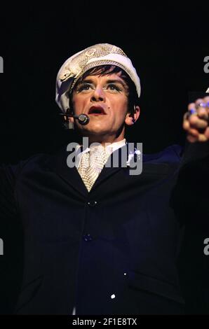 Steve Strange de Visage sur scène au concert « Here and Now 80 » qui s'est tenu à Wembley Arena à Londres, Royaume-Uni. 15 décembre 2002 Banque D'Images