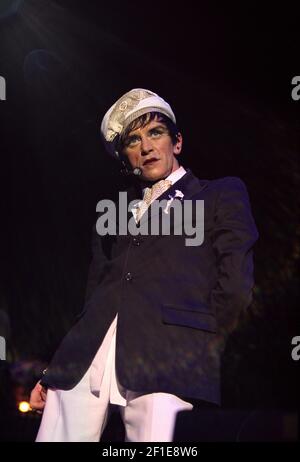 Steve Strange de Visage sur scène au concert « Here and Now 80 » qui s'est tenu à Wembley Arena à Londres, Royaume-Uni. 15 décembre 2002 Banque D'Images