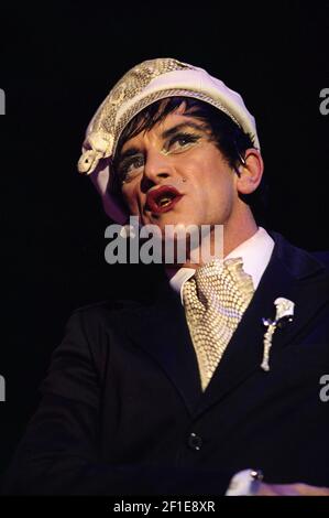 Steve Strange de Visage sur scène au concert « Here and Now 80 » qui s'est tenu à Wembley Arena à Londres, Royaume-Uni. 15 décembre 2002 Banque D'Images