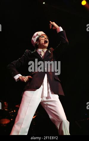 Steve Strange de Visage sur scène au concert « Here and Now 80 » qui s'est tenu à Wembley Arena à Londres, Royaume-Uni. 15 décembre 2002 Banque D'Images