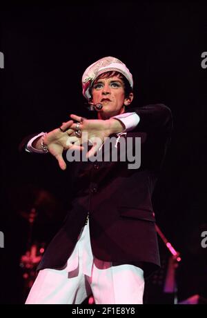 Steve Strange de Visage sur scène au concert « Here and Now 80 » qui s'est tenu à Wembley Arena à Londres, Royaume-Uni. 15 décembre 2002 Banque D'Images