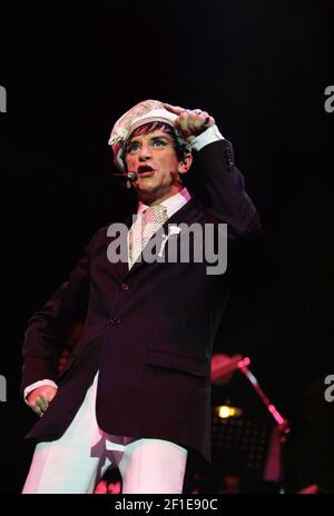 Steve Strange de Visage sur scène au concert « Here and Now 80 » qui s'est tenu à Wembley Arena à Londres, Royaume-Uni. 15 décembre 2002 Banque D'Images