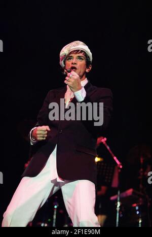 Steve Strange de Visage sur scène au concert « Here and Now 80 » qui s'est tenu à Wembley Arena à Londres, Royaume-Uni. 15 décembre 2002 Banque D'Images