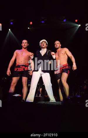 Steve Strange de Visage sur scène au concert « Here and Now 80 » qui s'est tenu à Wembley Arena à Londres, Royaume-Uni. 15 décembre 2002 Banque D'Images