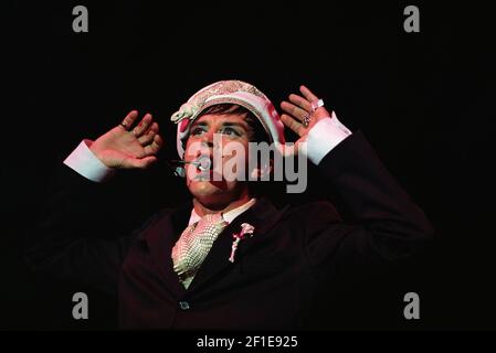 Steve Strange de Visage sur scène au concert « Here and Now 80 » qui s'est tenu à Wembley Arena à Londres, Royaume-Uni. 15 décembre 2002 Banque D'Images