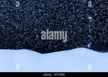 Neige givrée gros plan sur une rivière gelée en hiver Banque D'Images