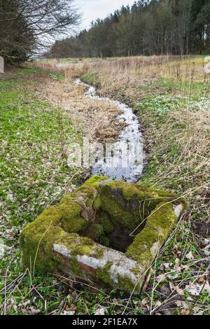 Ancienne ingénierie de l'eau pour gérer la gestion de l'eau de crue sur le Eden Water près de Stichill dans les frontières écossaises Banque D'Images