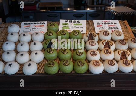 29.12.2017, Takayama, Gifu, Japon, Asie - des petits pains traditionnels japonais fraîchement préparés à la vapeur sont présentés à la vente dans la vitrine d'un magasin. Banque D'Images