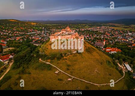 Sumeg, Hongrie - vue panoramique aérienne du célèbre haut château de Sumeg dans le comté de Veszprem au coucher du soleil avec nuages d'orage et petit arc-en-ciel à backgrou Banque D'Images