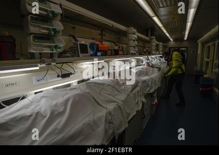 Rome, Italie. 08 mars 2021. Gare Termini les chemins de fer d'Etat inaugurent le train médical équipé pour le traitement et le transport des patients pendant la pandémie Covid -19 ou d'autres calamités Editorial usage seulement crédit: Agence de photo indépendante/Alamy Live News Banque D'Images