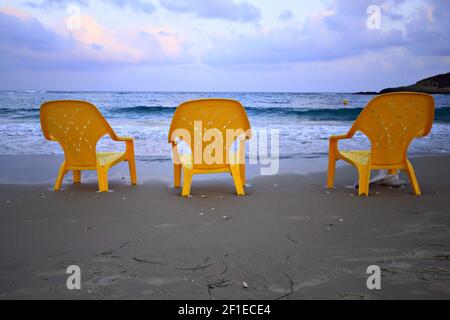 La plage et le petit port de pêche naturel à Jisr az-Zarqa une ville arabe israélienne sur la plaine côtière méditerranéenne du nord d'Israël. Situé juste à côté Banque D'Images