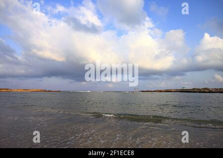 La plage et le petit port de pêche naturel à Jisr az-Zarqa une ville arabe israélienne sur la plaine côtière méditerranéenne du nord d'Israël. Situé juste à côté Banque D'Images