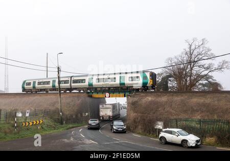 Rushbrooke, Cork, Irlande. 08 mars 2021. Un train de banlieue tôt le matin de Cobh passe par une route très fréquentée sur une matinée brumeuse à Rushbrooke, Co. Cork, Irlande.- Credit; David Creedon / Alay Live News Banque D'Images