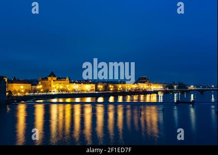 Vue depuis le pont Charles de Prague sur le Vlatva rivière la nuit Banque D'Images