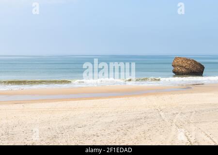 Plage de Matalascañas o Torre de la Higuera dans la province de huelva, Andalousie, Espagne. Fondations de la tour de guet, qui sont renverses sur la rive Banque D'Images